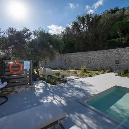 Mareli - Beachside With Heated Pool Holiday home *