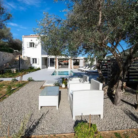 Mareli - Beachside With Heated Pool Holiday home