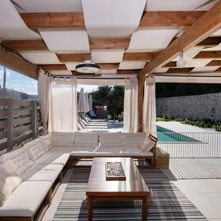 Mareli - Beachside With Heated Pool *