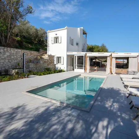 Hébergement de vacances Mareli - Beachside With Heated Pool