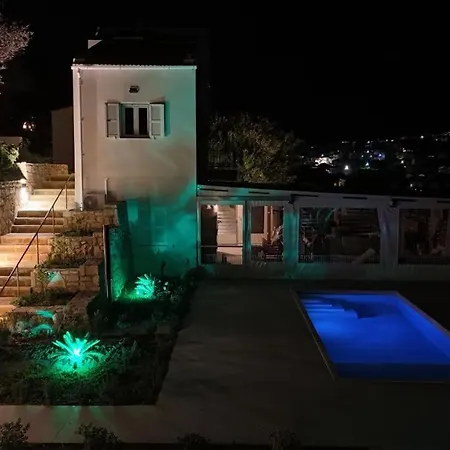 Mareli - Beachside With Heated Pool *